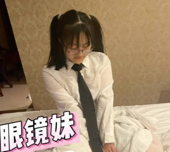 Big tits female high school student skips school to date her boyfriend outside the school — affectionate little Lu Bu