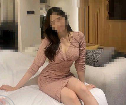 My sister-in-law, who was lying on the bed, stepped back in fear. I couldn’t help but go up and fucked her.