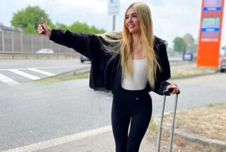 The blonde got into the car to the pickuper and made a blowjob