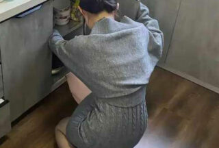 My dad is not at home, I sneaked into my parents’ room and cummed inside my 36-year-old stepmother