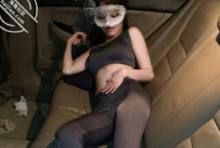 My sister has been hungry for several days and it is so itchy. I quickly made an appointment with a guy to have sex in the car. It is so exciting.