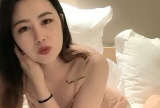 Bai Bai, who loves chickens, had sex with her boyfriend in a hotel on December 11th.