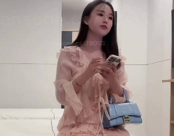 I met up with an incredibly sweet and beautiful girl today—she’s gentle, charming, and alluring—7BOSS